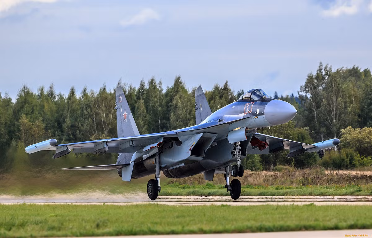 Vũ khí chính của Su-35 bao gồm một khẩu pháo GSh-30-1 với 150 viên đạn, kèm theo đó là khả năng mang theo tối đa 8 tấn vũ khí các loại kèm theo 12 giá treo dưới cánh và bụng.