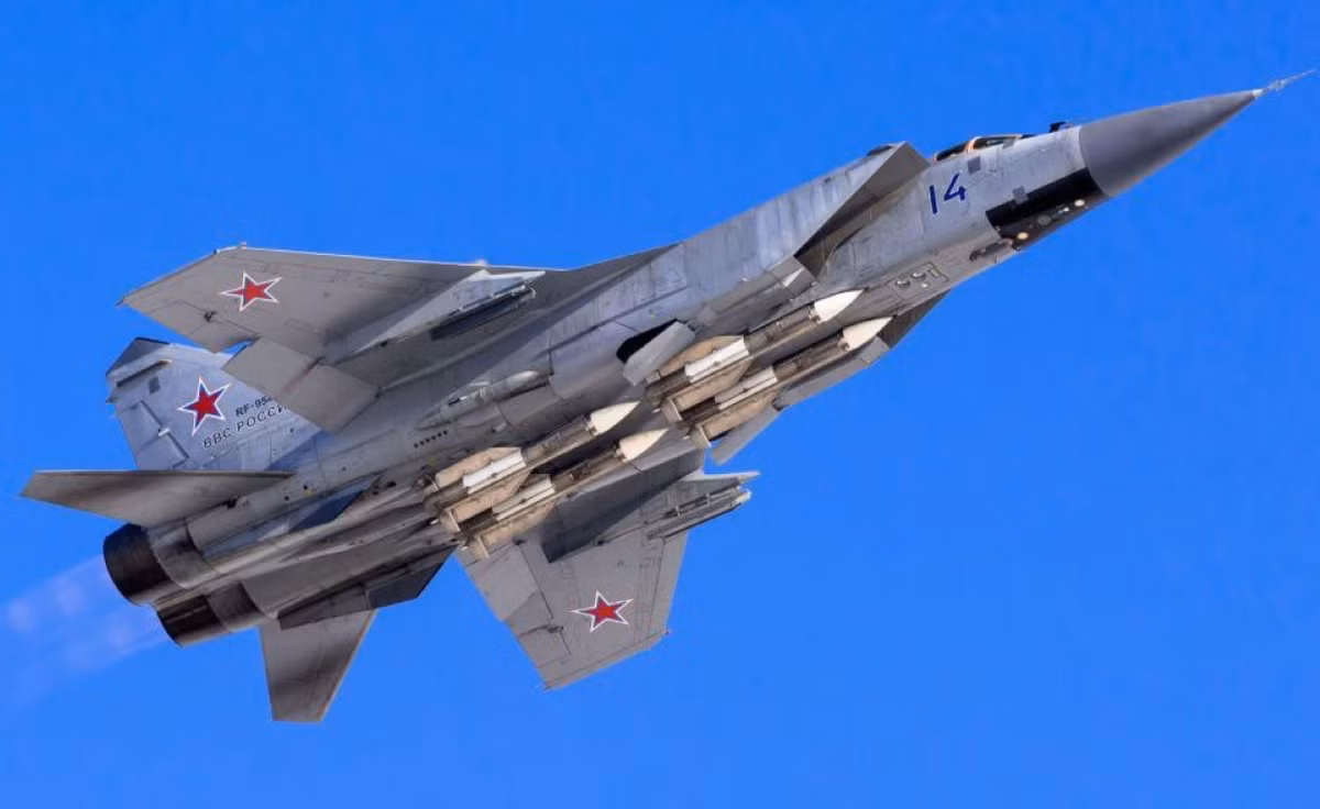 Tuy nhiên đối với tiêm kích tối tân thì MiG-31 chưa chắc đã là mối đe dọa, tốc độ quá nhanh đi kèm khả năng cơ động rất thấp khiến MiG-31 bị so sánh như một quả tên lửa biết bay, không thể bám sát chiến đấu cơ có độ linh hoạt cao.