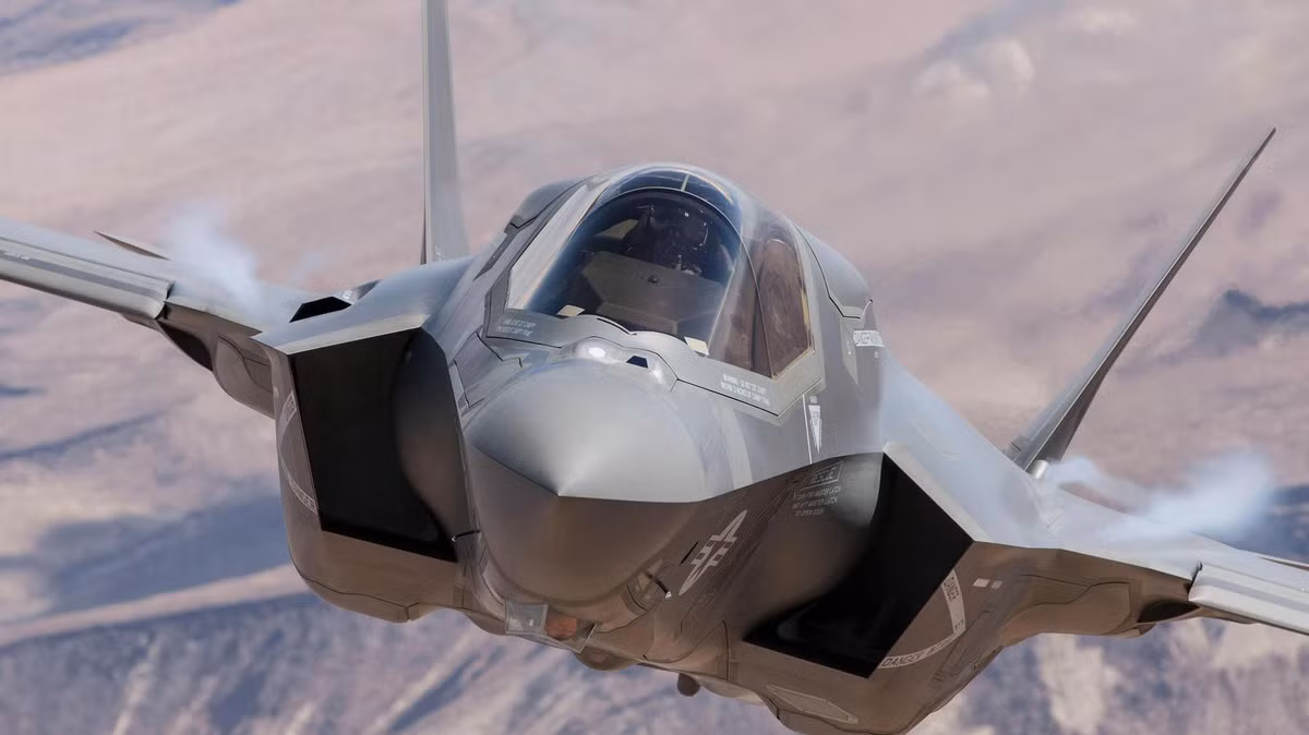 Ở chế độ “quái thú”, F-35 có thể mang theo 10 tấn vũ khí gồm bom và tên lửa. Với tải trọng vũ khí này, chiến đấu cơ F-35 Mỹ đã vượt xa cả Su-35 và Su-57 vốn chỉ có khả năng mang tối đa khoảng 8 tấn vũ khí.
