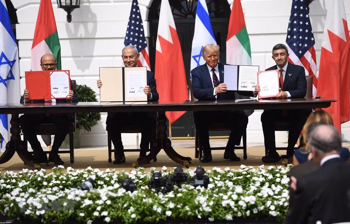 Cựu tổng thống Trump hồi tháng 9/2020 chủ trì lễ ký thỏa thuận bình thường hóa quan hệ lịch sử giữa Israel và UAE, Bahrain tại Nhà Trắng, sự kiện được coi là chiến thắng ngoại giao lớn của ông Trump.