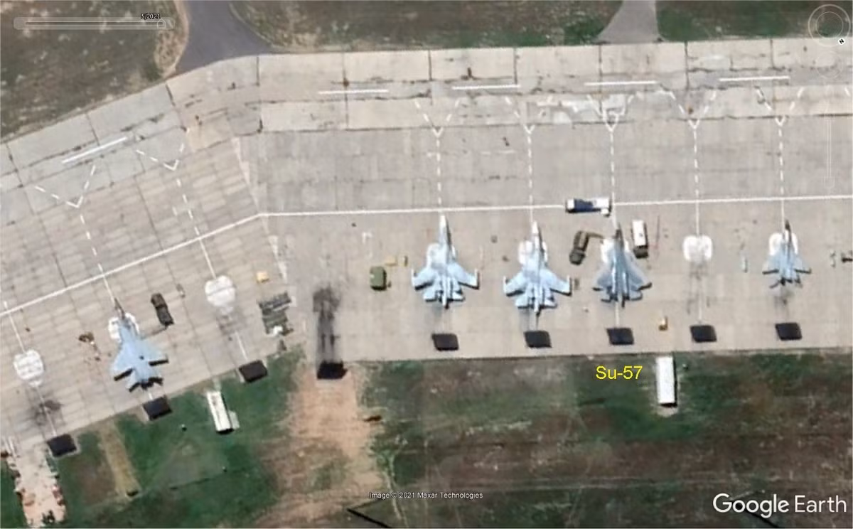 Ngoài ra, còn có nhiều loại chiến đấu cơ khác được cho là tiêm kích đánh chặn MiG-31, cùng với máy bay chiến đấu Su-35 xuất hiện trong khung hình.