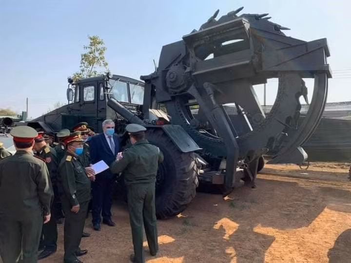Mới đây, Quân đội Lào đã nhận một loạt các phương tiện công binh cực khủng do Nga chuyển giao.