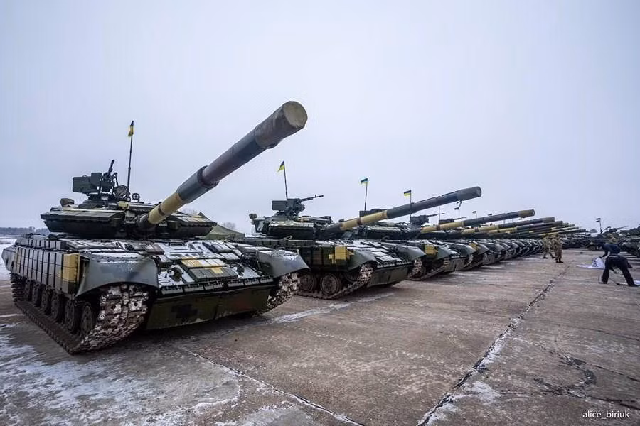 Gần đây, hơn 100 xe tăng Ukraine đã được triển khai đến cùng một khu vực. Ngoài ra, binh sĩ quân đội Kiev cũng đang tích cực tham gia luyện tập sử dụng các máy bay không người lái của Thổ Nhĩ Kỳ.