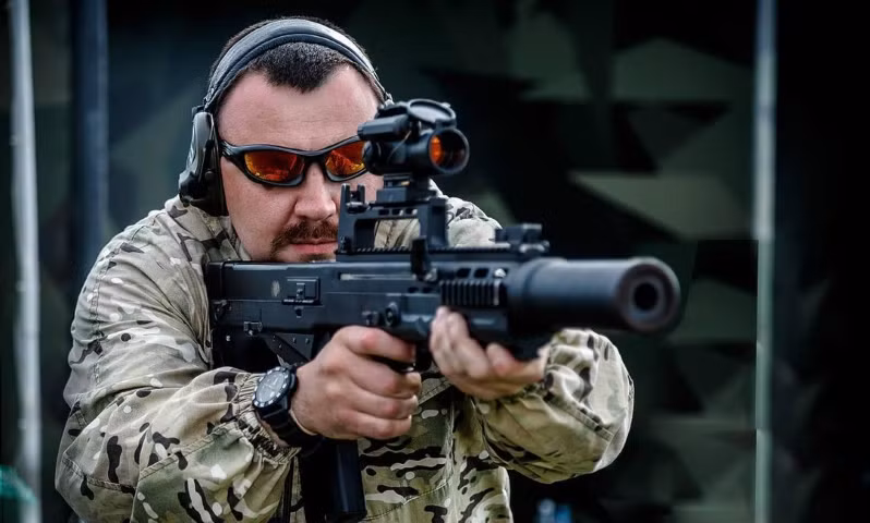 Súng ShAK-12 sử dụng đạn cỡ rất lớn 12,7x55 mm với thiết kế bullpup để giảm chiều dài và khắc phục nhược điểm của AK-74 trong cận chiến.