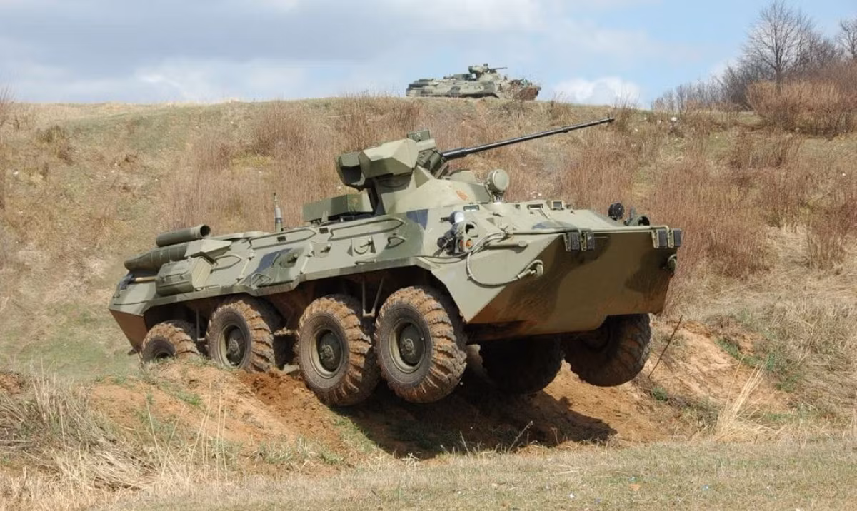 Hiện tại trên chiến trường Syria, Nga sử dụng rất nhiều thiết giáp BTR-82A, do đây được đánh giá là loại thiết giáp bền bỉ, phù hợp với điều kiện thời tiết ở khu vực Trung Đông. Nguồn ảnh: ArmyTech.