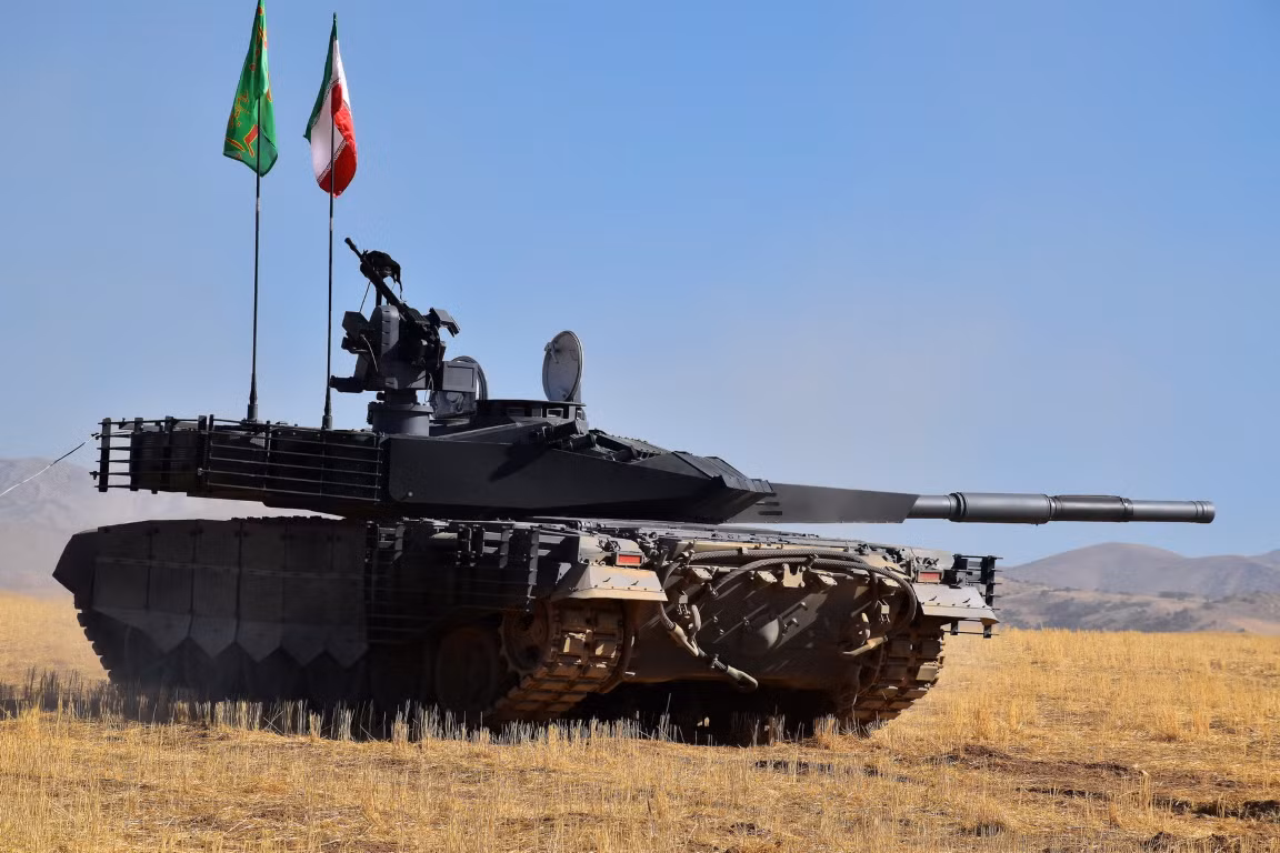 Trong khi căng thẳng chính trị giữa Iran và Azerbaijan đang leo thang, Tehran đã cho kéo hàng trăm phương tiện thiết giáp, xe tăng tới sát biên giới hai nước, như một lời thách thức với Baku.