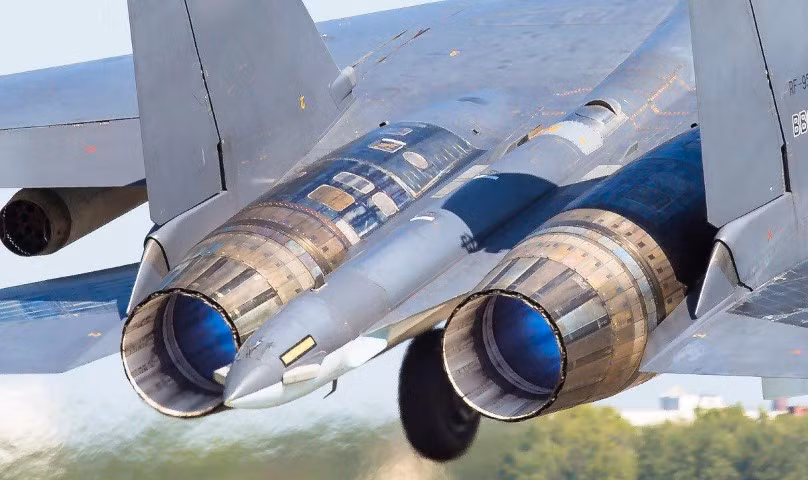 Bán kính chiến đấu của Su-35S cũng thực sự đáng nể lên đến 1.700km mà không cần tiếp nhiên liệu trên không.