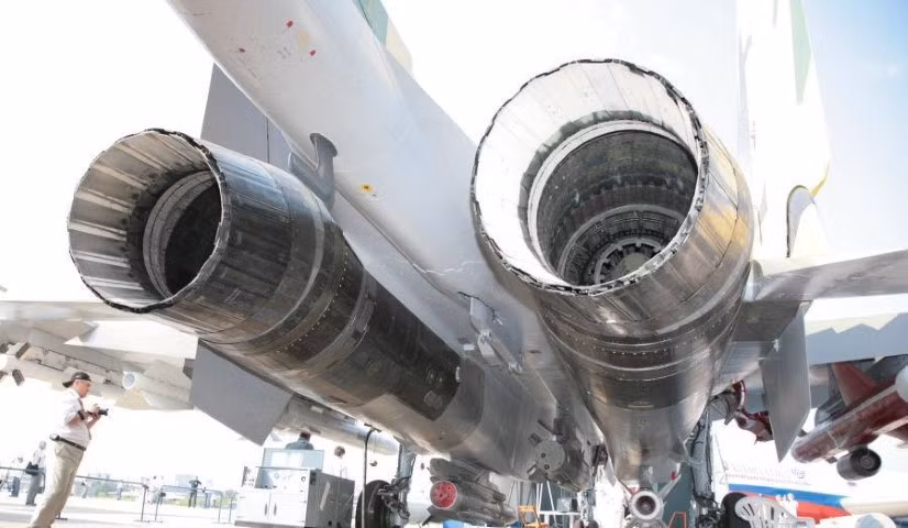 Bên cạnh các trang thiết bị điện tử hàng không hiện đại, Su-35S còn được tích hợp hệ thống vũ khí đáng gờm với 12 điểm treo vũ khí, có thể mang theo 8 tấn vũ khí.