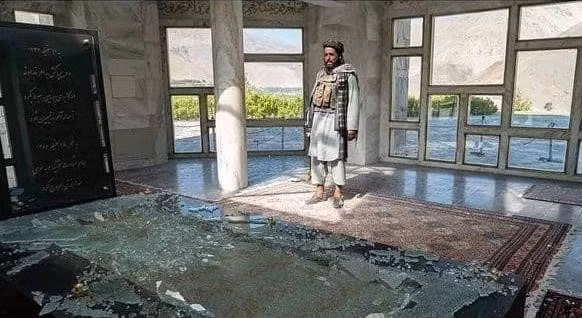 Đầu tiên là việc các tay súng Taliban đập phá mộ của cố thủ lĩnh Liên minh Phương Bắc Ahmad Shah Massoud, người từng được Afghanistan phong là Anh hùng dân tộc. Ông cũng là cha ruột thủ lĩnh Mặt trận Kháng chiến Quốc gia Afghanistan Ahmad Massoud.