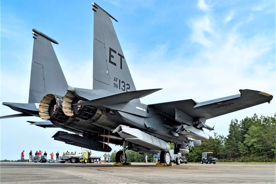Trong đó, tên lửa AIM-120 các phiên bản A/B được coi là tên lửa không đối không tầm xa, có khả năng tiêu diệt mục tiêu bay ở khoảng cách tối đa 75 km.