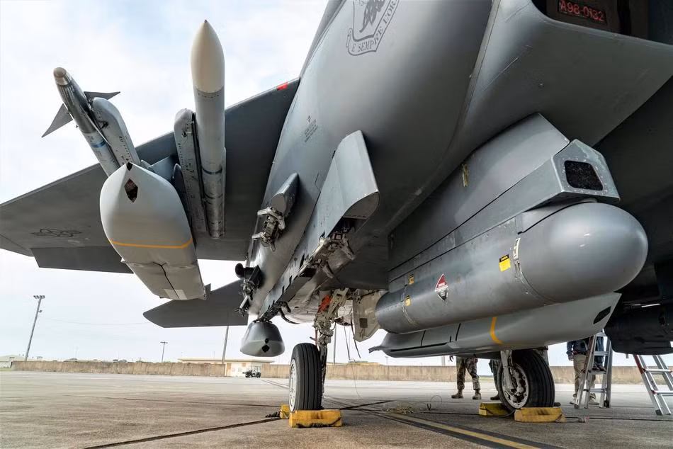 Trong khi đó phiên bản AIM-120C-5, được không quân Mỹ quảng cáo là có khả năng tiêu diệt mục tiêu bay đối phương ở khoảng cách tối đa lên tới 105 km.