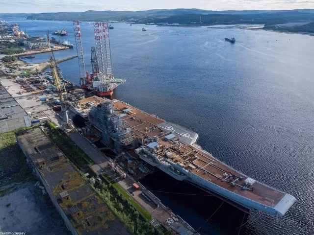 Những hình ảnh mới nhất về tàu sân bay Kuznetsov mới được đăng tải bởi truyền thông Nga, cho thấy khối lượng công việc vẫn còn khá ngổn ngang.