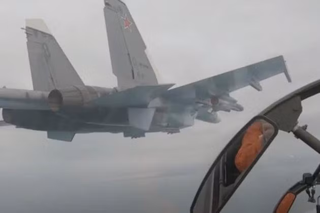 Căn cứ hình ảnh do kênh Zvezda TV giới thiệu, có thể thấy một vài máy bay chiến đấu của Nga đang theo dõi chặt chẽ không gian biển gần biên giới nước này. Trong video, dễ dàng nhận ra các tiêm kích được trang bị tên lửa hành trình chống hạm Kh-31A.
