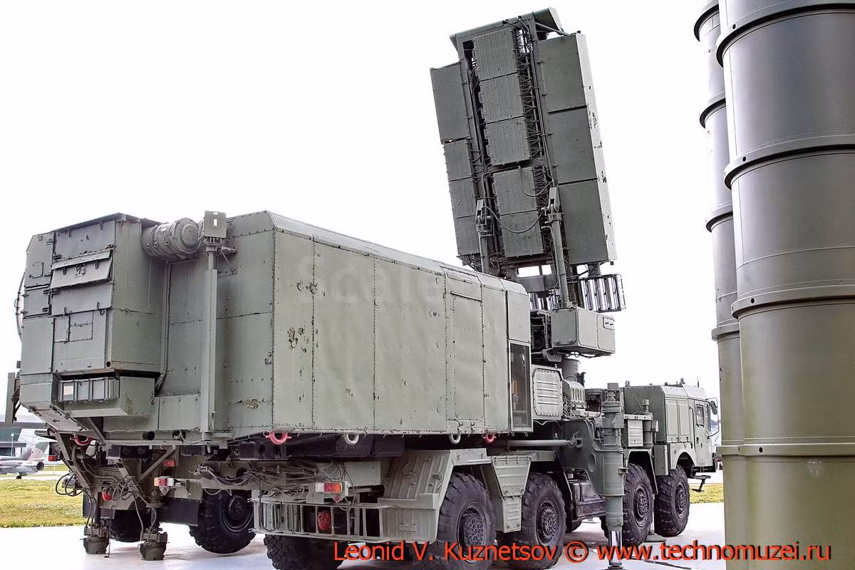 Trong trường hợp mọi chuyện đi đúng quỹ đạo và Mỹ có thể sở hữu được radar của tổ hợp phòng không S-400, các chiến đấu cơ của Mỹ chắc chắn sẽ tận dụng tốt điểm yếu của tổ hợp radar này để trở nên tàng hình trước mắt đối phương. Nguồn ảnh: BMDP.