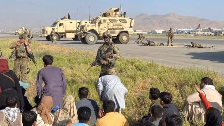 Xe bọc thép kháng mìn (MRAP) được Mỹ phát triển cho tác chiến hiện đại. Những chiếc MRAP vừa đảm bảo độ cơ động tốt khi chuyển quân, vừa giữ an toàn cho họ trước các loại mìn thông thường và súng bộ binh.