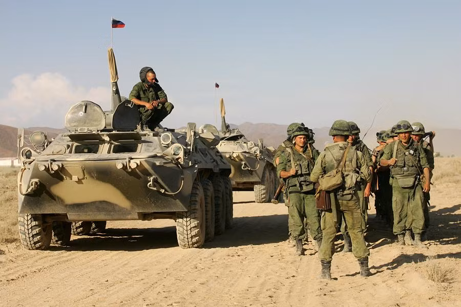 "Nga sẽ trợ giúp Tajikistan đầy đủ theo nghĩa vụ thành viên Tổ chức Hiệp ước phòng thủ tập thể - CSTO trong trường hợp xảy ra chiến sự ở biên giới", tuyên bố của người đứng đầu Cục thiết giáp Quân khu Trung tâm - ông Hanif Beglov nói rõ.
