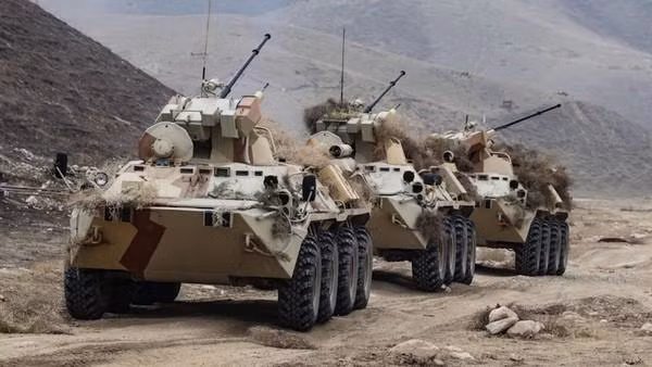 Việc chuyển giao thiết bị quân sự sang nước láng giềng Tajikistan là để sẵn sàng đối phó một cuộc tấn công có thể xảy ra vào quốc gia này, bởi phong trào Taliban hiện vẫn bị Moskva xem như một tổ chức khủng bố.