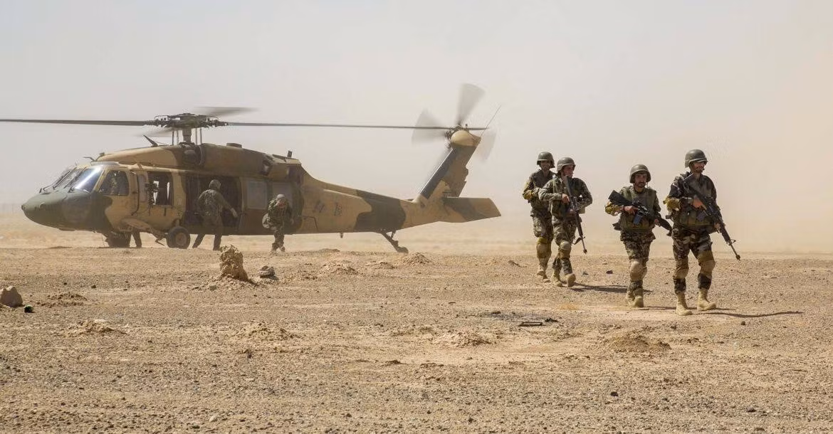 Không quân Afghanistan (AAF) bắt đầu nhận dòng trực thăng đa năng hạng trung UH-60A Black Hawk từ Mỹ vào tháng 9/2017, tới khi sụp đổ họ đã có tới 42 chiếc đang phục vụ trong biên chế.