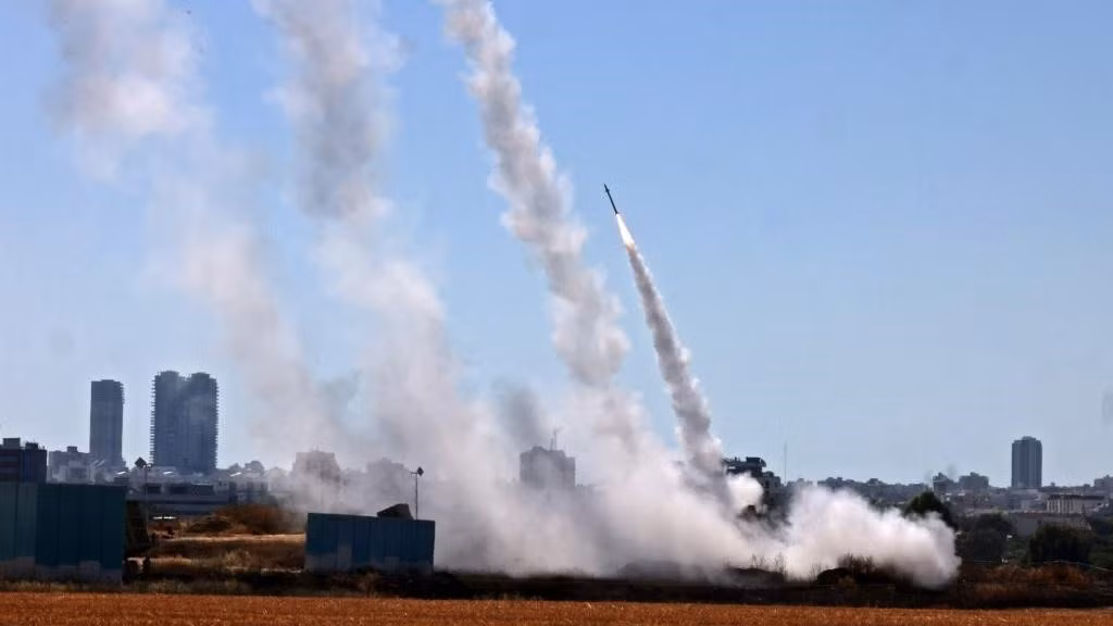 Vấn đề cần quan tâm cuối cùng là chưa rõ sẽ có bao nhiêu tổ hợp Iron Dome phục vụ quân đội Ukraine, khi giá thành của một khẩu đội lên tới 50 triệu USD, vì vậy Mỹ sẽ khó lòng trợ giúp với số lượng lớn.