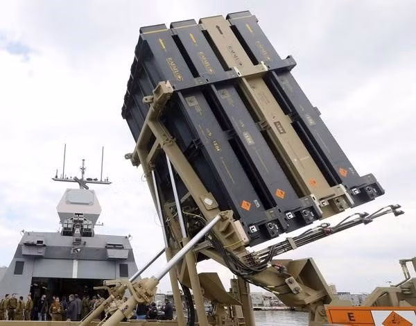 Rafael mới đây còn giới thiệu phiên bản Iron Dome Block 2 với radar theo dõi và dẫn bắn mạnh hơn do công ty Elta Systems (một chi nhánh của Tập đoàn IAI) phát triển. Nhờ nâng cấp trên, hiệu suất đánh chặn của Iron Dome được nâng lên tới 90%.