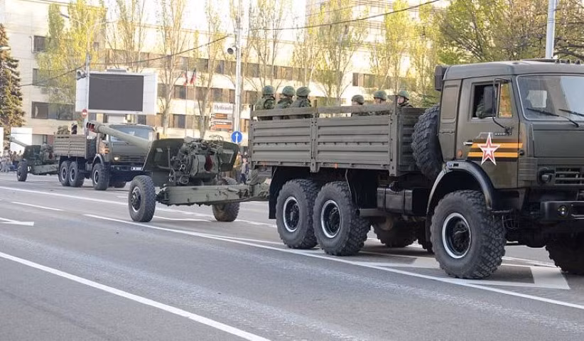 Lựu pháo 2A65 Msta-B có thể ngắm bắn trực tiếp lẫn gián tiếp bằng thiết bị chuyên dụng nằm bên trái pháo.