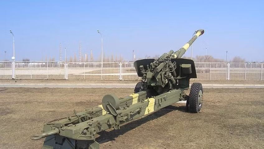 Pháo cỡ nòng 152mm được trên khung bệ có hai bánh xe để di chuyển, khi vào vị trí khai hỏa, hai “càng” sẽ được hạ xuống còn trục thủy lực ngay dưới bệ pháo sẽ được nâng lên.