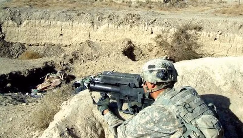 Với thiết kế dạng bullpup với băng đạn phía sau, khe hất vỏ đạn được thiết kế cả hai phía giúp cho xạ thủ thuận tay trái hay tai phải đều có thể dễ dàng sử dụng.