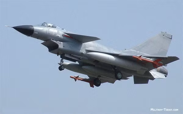 Đầu tiên là các tiêm kích J-10, Nhật Bản tính tổng cộng tất cả các phiên bản chiến đấu cơ J-10 của Trung Quốc, cho rằng lực lượng này có 488 chiếc.