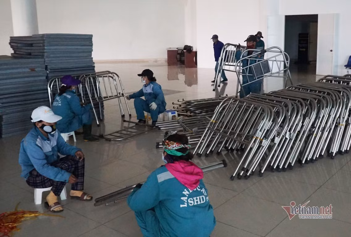 Công nhân khẩn trương di chuyển trang thiết bị để đưa ra tỉnh Hải Dương phục vụ chống dịch