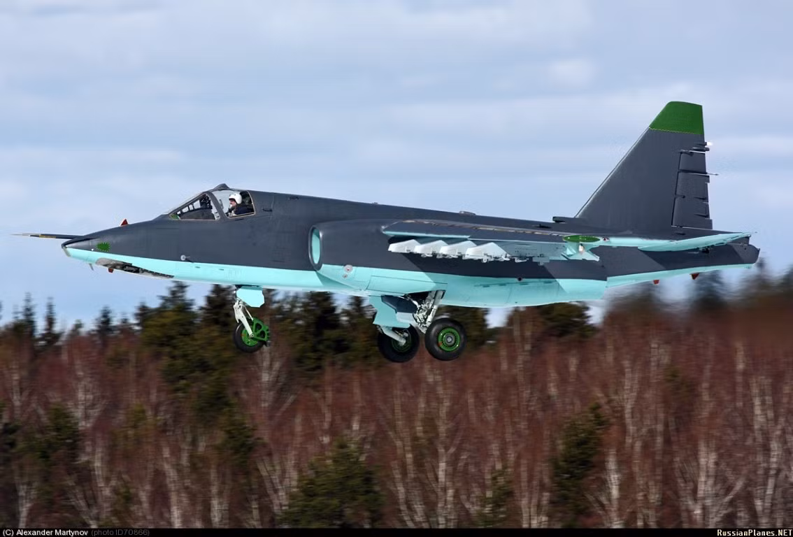 Tờ Sputnik của Nga dẫn lời Trung tá Sergei Atroshenko - chỉ huy Trung đoàn Hàng không Nga đã khẳng định, máy bay cường kích Su-25SM3 của nước này, có thể bay bằng nhiều loại nhiên liệu khác nhau, không nhất thiết phải là xăng máy bay như thông thường.