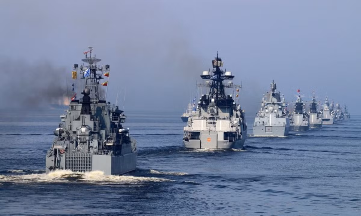 Tính tới năm 2020, lực lượng Hải quân Nga đang sở hữu 3 tuần dương hạm hạng nặng, 3 tuần dương hạm, 16 khu trục hạm, 26 khinh hạm, 92 hộ vệ hạm, 28 tàu vận tải chở xe tăng.