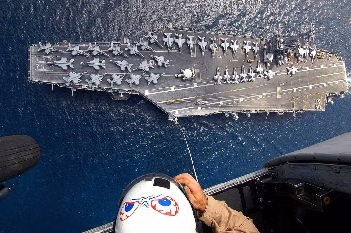 Tuy nhiên dù nguyên nhân là gì, việc chiến đấu cơ F-35C với lớp vỏ tàng hình cực kỳ đắt đỏ, bị trượt ra khỏi đường băng và treo trên mạn thuyền, chắc chắn thiệt hại của vụ việc là khá lớn.