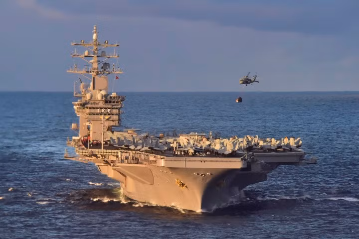 Theo những thông tin trong tấm hình, có thể thấy chiếc chiến đấu cơ F-35C đã trượt khỏi đường băng của tàu sân bay USS Eisenhower. Đây là tàu sân bay được đóng theo lớp Nimitz của Hải quân Mỹ, sử dụng hệ thống máy phóng cất cánh bằng hơi nước.
