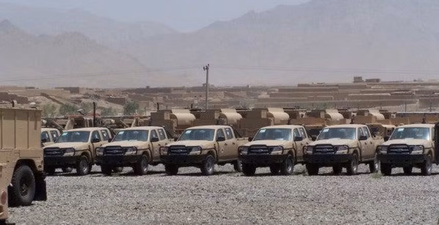 Khi đại đội Bravo được điều tới khu vực khác của sân bay, họ mang theo chiếc xe để cho Taliban thấy lính Mỹ có khí tài hạng nặng và đang trong tư thế phòng thủ.