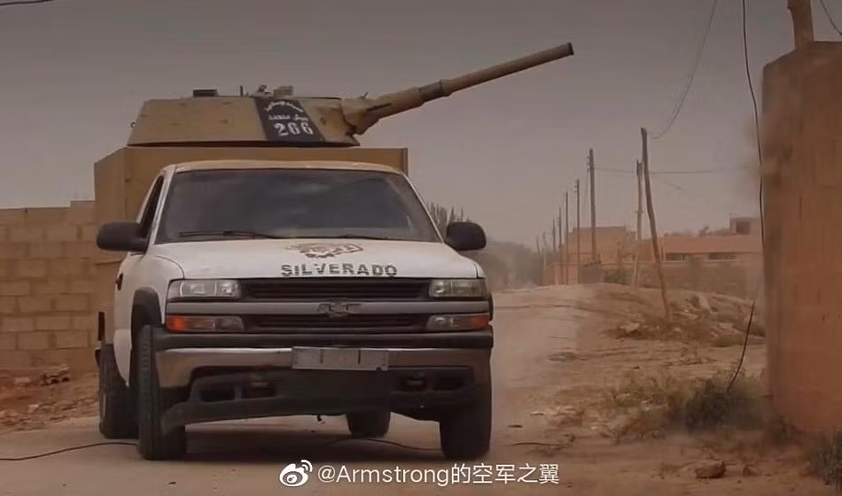 Trên chiến trường Syria, từng xuất hiện rất nhiều loại vũ khí "độ", "chế" cực kỳ độc đáo và các loại pháo tự thiết giáp đặt trên thùng xe bán tải cũng từng xuất hiện.