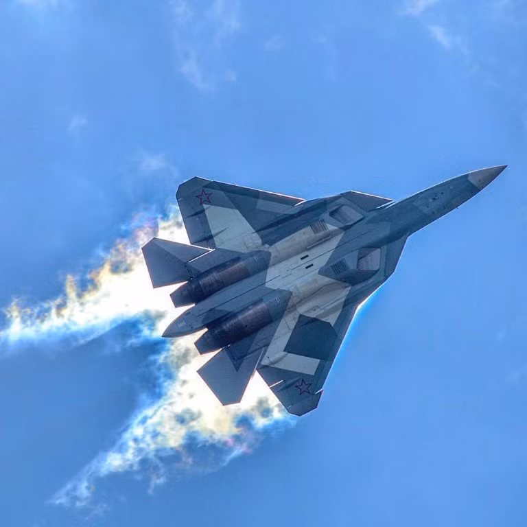 Lớp vỏ hấp thụ sóng radar của tiêm kích Su-57 không che được bộ phận động cơ của máy bay, điều này đồng nghĩa với việc, dù toàn bộ chiếc Su-57 tàng hình, động cơ của nó vẫn sẽ bị radar của đối phương bắt được.