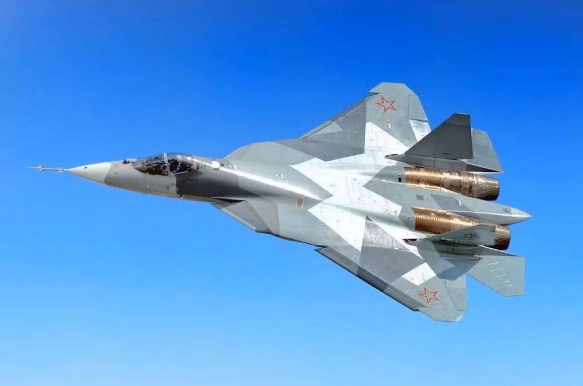 Khác với thiết kế động cơ ẩn bên trong vỏ tàng hình của máy bay như F-22 Raptor của Mỹ, động cơ của tiêm kích chiến đấu Su-57 lại đặt lộ thiên gần như hoàn toàn.