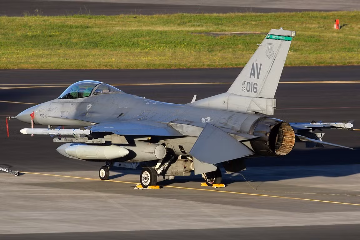Dù chỉ có một động cơ, chiến đấu cơ F-16 của Mỹ vẫn có khả năng mang vác tới 7,7 tấn vũ khí - chỉ thua 300 kg so với tải trọng vũ khí tối đa của Su-30.