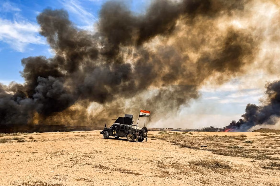 Binh sĩ Iraq đốt cỏ trong chiến dịch tìm kiếm phiến quân IS