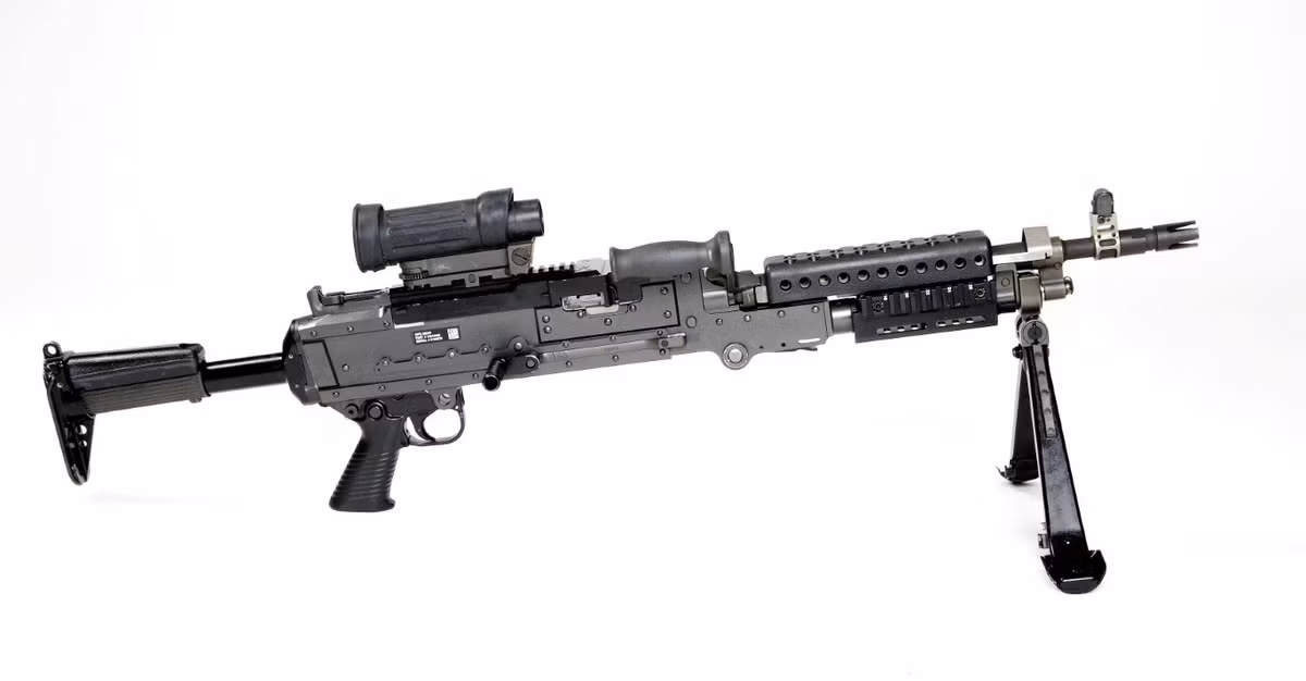 M240G là phiên bản dùng trên bộ của M240. Để sử dụng trên mặt đất thì cần lắp thêm bộ Egress Package (giống M240D) cho M240G.
