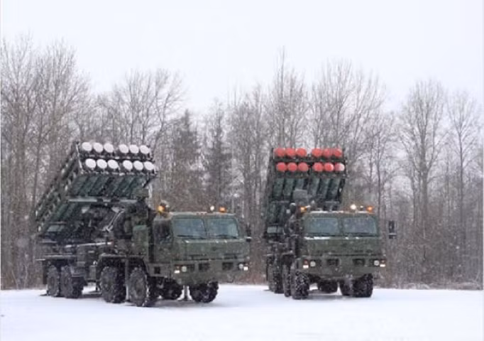 “Bên cạnh đó, radar của Vityaz là loại cảnh giới kiêm chiếu xạ, khiến đội hình tác chiến gọn gàng hơn nhiều so với từng loại riêng biệt của S-300, nó theo dõi tới 16 vật thể, tiêu diệt chúng ở cự ly hơn 120 km và độ cao 30 km”, chuyên gia Leonkov lưu ý.