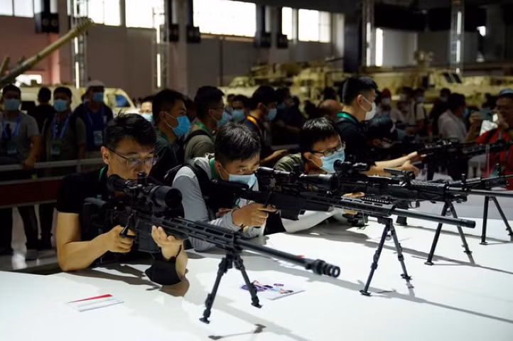 Các khán giả quan sát những mẫu vũ trí trưng bày ở triển lãm.