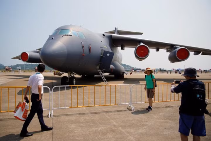 Một du khách chụp ảnh với máy bay vận tải hạng nặng Y-20.