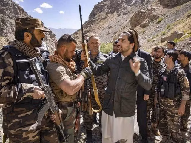 Lợi thế vượt trội của quân kháng chiến Afghanistan đó là các máy bay cường kích và trực thăng. Với khả năng tấn công bằng không quân, cùng với đó là lợi thế chiếm lĩnh bầu trời, quân kháng chiến Afghanistan đã giành được nhiều chiến thắng rất quan trọng.
