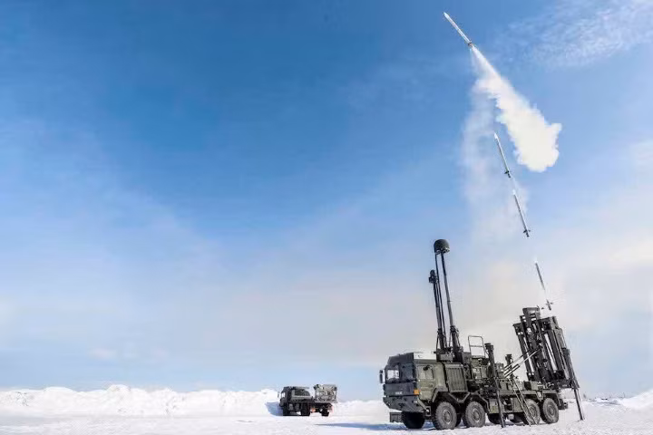 "Tiêm kích Su-57 chẳng phải đối tượng khó khăn nhất đối với các hệ thống phòng không, cho nên chưa thể đánh giá sức mạnh của Sky Sabre thông qua việc có bắn hạ được mục tiêu này hay không".