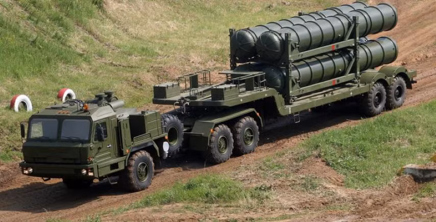 Giới chức Ấn Độ khẳng định hợp đồng mua S-400 đáp ứng đòi hỏi cấp bách về an ninh quốc gia, đảm bảo các hệ thống này sẽ không gây nguy hiểm cho những vũ khí mà New Delhi đã hoặc sẽ mua của Washington. Ấn Độ hồi giữa năm 2019 đã chuyển khoản đặt cọc đầu tiên cho Nga.