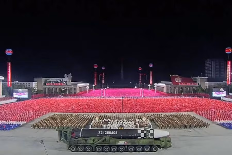Bên cạnh đó, cuộc duyệt binh có thể là màn trình diễn các hệ thống và vũ khí mà Triều Tiên không có thực hoặc chưa hoàn thiện. Ví dụ, những chiếc xe tăng mới không mở nên không ai có thể chắc chắn bên trong chúng có gì.