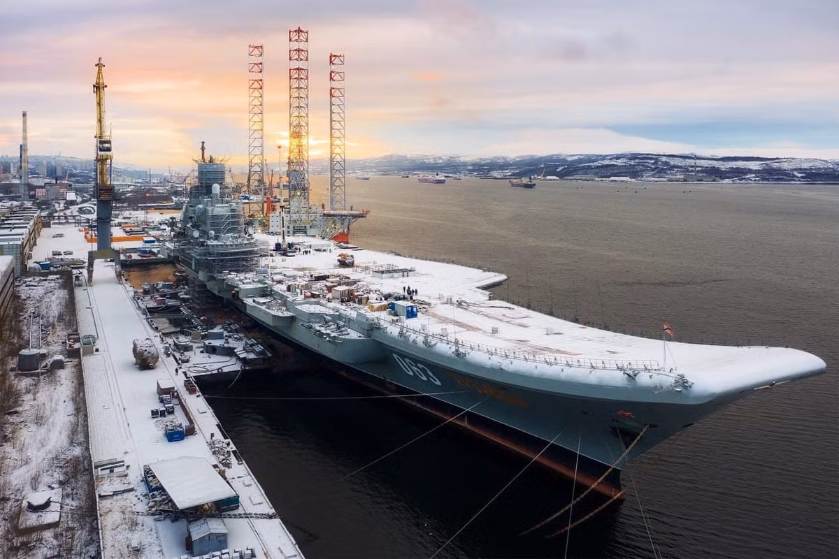 Trong quá trình bảo dưỡng tàu sân bay Kuznetsov, đã xảy ra một loạt các vụ tai nạn, trong đó có việc ụ nổi lớn nhất của Nga bị chìm. Chiếc ụ nổi bị chìm này cũng là ụ nổi duy nhất đủ lớn tại Nga, có thể thực hiện việc bảo dưỡng tàu Kuznetsov.