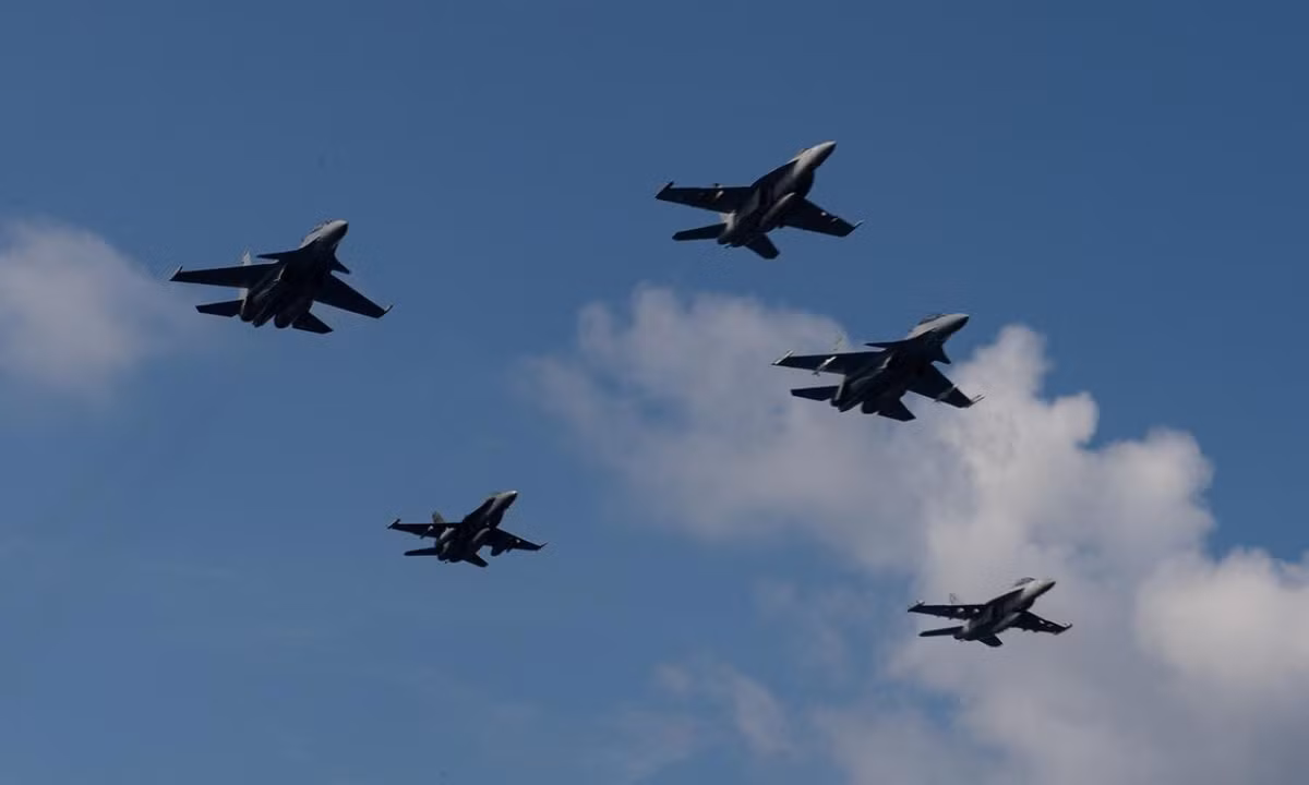 Tiêm kích F/A-18E của hải quân Mỹ và máy bay chiến đấu Su-30MKM do Nga sản xuất cùng F/A-18D trong biên chế không quân Malaysia bay theo đội hình trên biển trong cuộc diễn tập hôm 7/4.