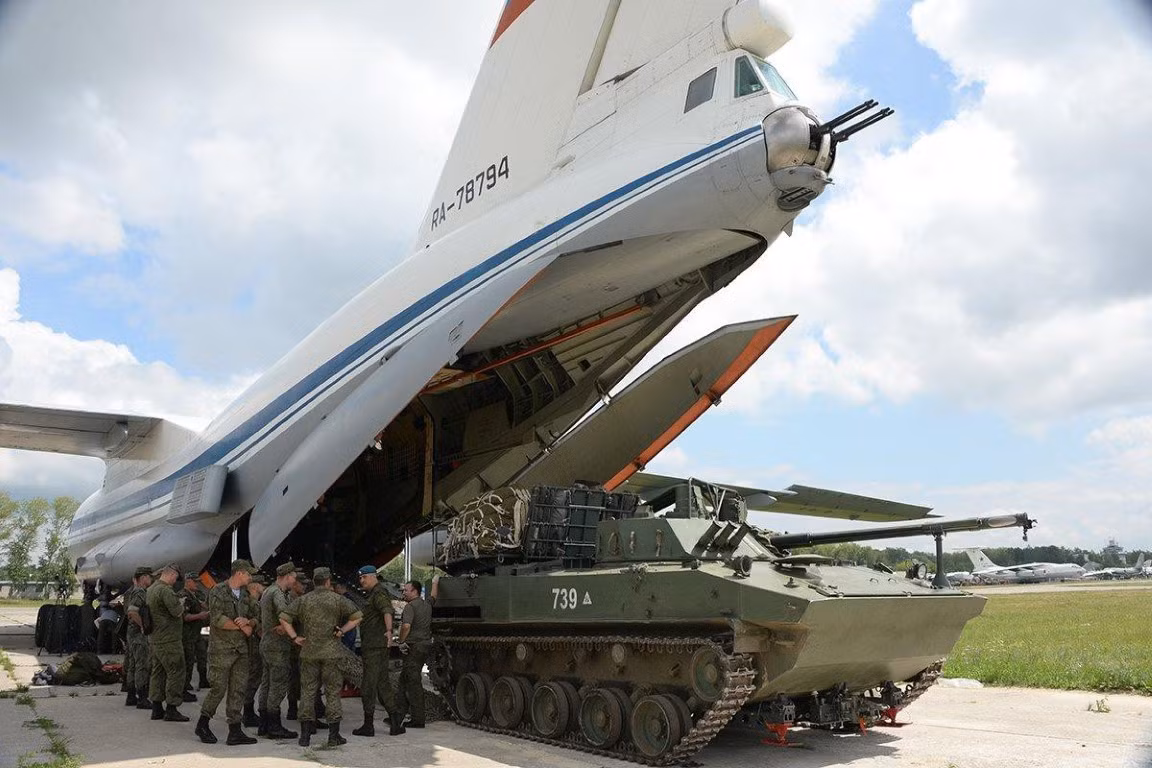 "Tôi muốn nhắc lại rằng người Mỹ đã tập trung quân trong 6 tháng để tấn công Iraq, NATO nói rằng để điều động một nhóm tác chiến với đầy đủ sức mạnh để có thể đứng vững trước lực lượng quân đội Nga thì họ cần hơn một tháng, đây là với những con đường tuyệt vời ở Châu Âu".